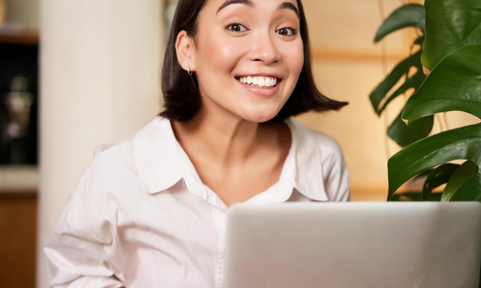 Studenți care învață împreună în mediu virtual